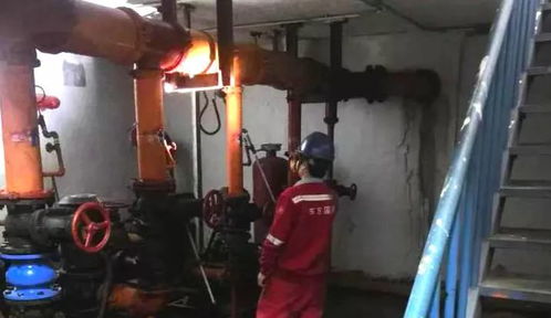 現(xiàn)場(chǎng)巡查交接，守護(hù)生產(chǎn)防線——上海寰宇廣州箱廠卓越班組建設(shè)報(bào)道之一